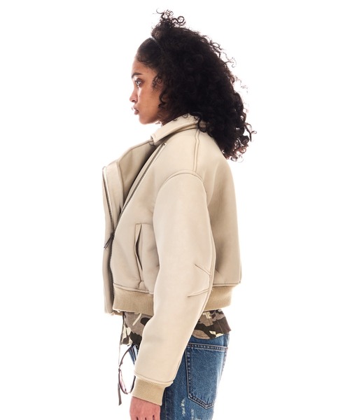 BEEDEN（ビーデン）の「DROP SHOULDER FAUX MOUTON JACKET（ムートンコート・レディース・アイボリー/ブラック・SMALL/MEDIUM）」の4枚目の写真