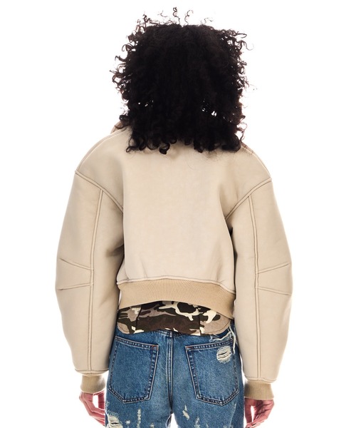 BEEDEN（ビーデン）の「DROP SHOULDER FAUX MOUTON JACKET（ムートンコート・レディース・アイボリー/ブラック・SMALL/MEDIUM）」の5枚目の写真