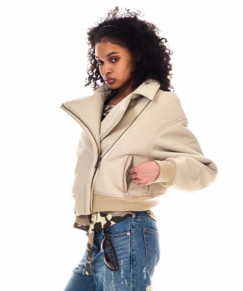 BEEDEN（ビーデン）の「DROP SHOULDER FAUX MOUTON JACKET（ムートンコート・レディース・アイボリー/ブラック・SMALL/MEDIUM）」の7枚目の写真