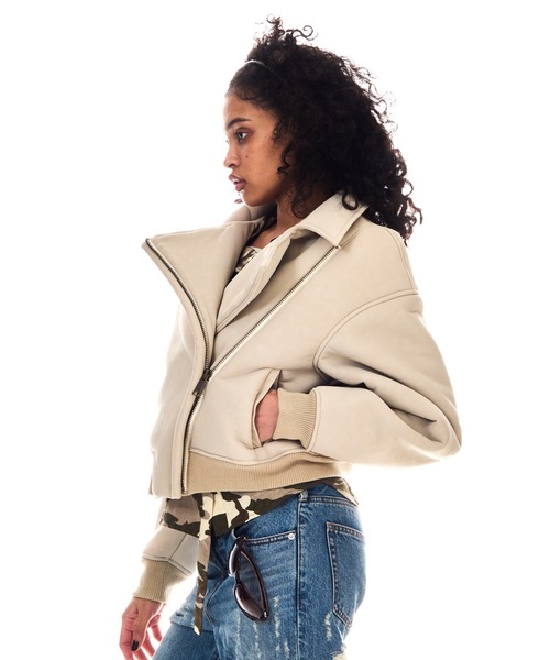 BEEDEN（ビーデン）の「DROP SHOULDER FAUX MOUTON JACKET（ムートンコート・レディース・アイボリー/ブラック・SMALL/MEDIUM）」の19枚目の写真