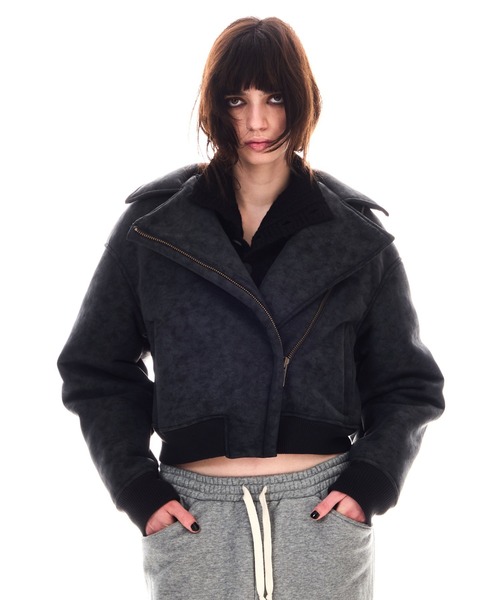 BEEDEN（ビーデン）の「DROP SHOULDER FAUX MOUTON JACKET（ムートンコート・レディース・アイボリー/ブラック・SMALL/MEDIUM）」の20枚目の写真