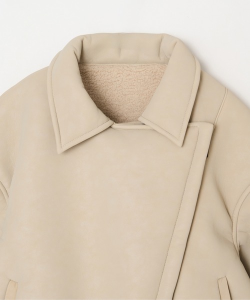 BEEDEN（ビーデン）の「DROP SHOULDER FAUX MOUTON JACKET（ムートンコート・レディース・アイボリー/ブラック・SMALL/MEDIUM）」の11枚目の写真
