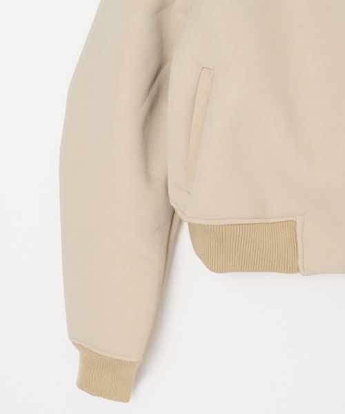 BEEDEN（ビーデン）の「DROP SHOULDER FAUX MOUTON JACKET（ムートンコート・レディース・アイボリー/ブラック・SMALL/MEDIUM）」の12枚目の写真