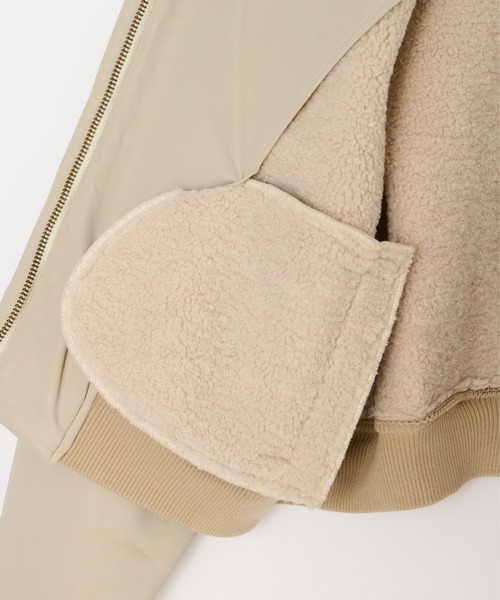 BEEDEN（ビーデン）の「DROP SHOULDER FAUX MOUTON JACKET（ムートンコート・レディース・アイボリー/ブラック・SMALL/MEDIUM）」の13枚目の写真