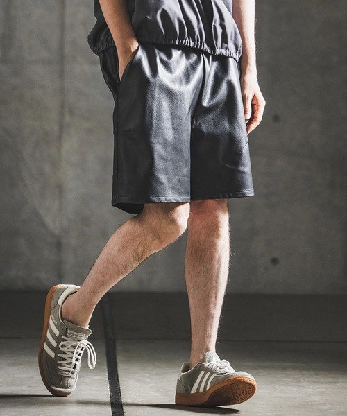 GLIMCLAP(グリムクラップ)の「mp14924- Synthetic Leather Shorts レザーショートパンツ(202-031-gls-cg)(その他パンツ・メンズ・ブラウン/ブラック系その他/ブラック/ブラウン系その他・S/M/L)」の2枚目の写真