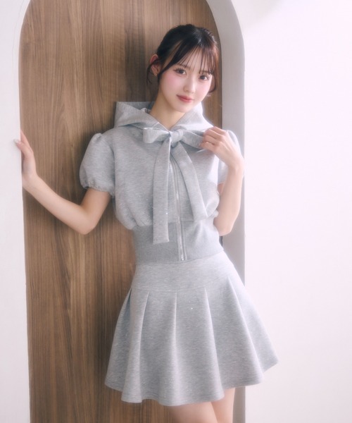 TITTY&CO.(ティティーアンドコー)の「フロントリボンラメスウェットセットアップ(セットアップ・レディース・グレー/ブラック・FREE)」の1枚目の写真