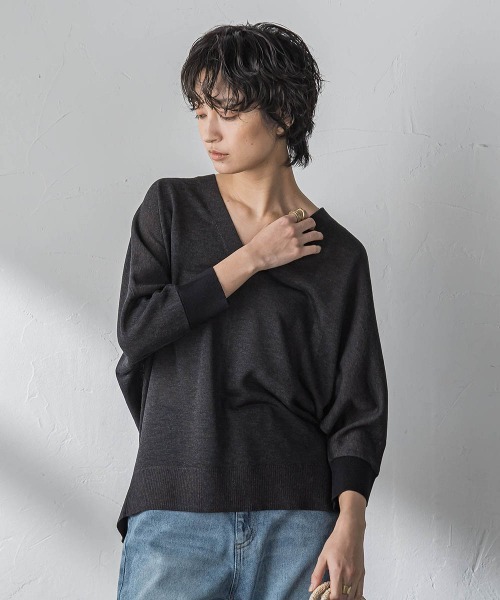 MAYSON GREY(メイソングレイ)の「LEVITA配色Vネックドルマンニットプルオーバー(ニット/セーター・レディース・オフホワイト/ブラウン・M)」の3枚目の写真
