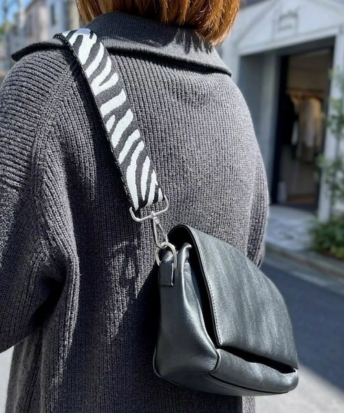 ALTROSE（アルトローズ）の「【ALTROSE】アルトローズ 2way フラップ ボディバッグ ショルダー バッグ 長方形 810097（ショルダーバッグ・レディース・ブラック/ドット/ゼブラ・FREE）」の3枚目の写真