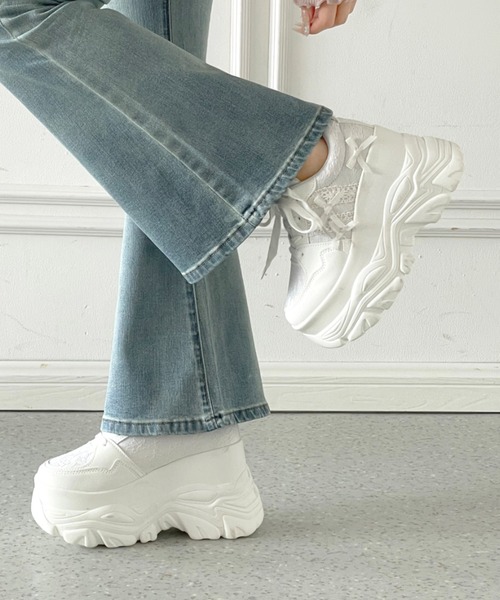 Shoes in Closet(シューズインクローゼット)の「厚底 レース リボン ボリューム スニーカー691(スニーカー・レディース・ブラック/ホワイト・M/L/LL/S)」の2枚目の写真