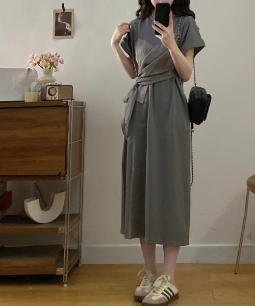 AMAJI(アマジ)の「半袖 ウエストマーク スリット ワンピース(ワンピース・レディース・ブラック/グレー・LARGE/X-LARGE/XX-LARGE)」の2枚目の写真