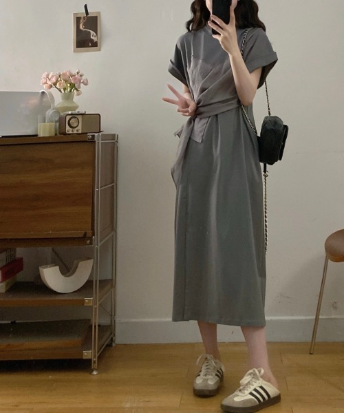 AMAJI(アマジ)の「半袖 ウエストマーク スリット ワンピース(ワンピース・レディース・ブラック/グレー・LARGE/X-LARGE/XX-LARGE)」の6枚目の写真