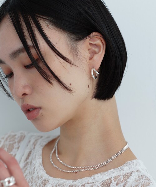 COCOSHNIK ONKITSCH(ココシュニックオンキッチュ)の「シルバー アシンメトリーフープピアス(ピアス(両耳用)・レディース・クリア・00)」の4枚目の写真