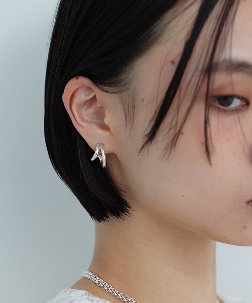 COCOSHNIK ONKITSCH(ココシュニックオンキッチュ)の「シルバー アシンメトリーフープピアス(ピアス(両耳用)・レディース・クリア・00)」の3枚目の写真
