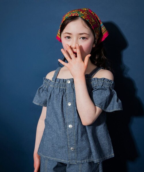 EDWIN(エドウィン)の「【Ou? by EDWIN】肩あきデニムトップス(その他トップス・キッズ・サックスブルー/ブルー・140/110/120/90/150/100/130)」の2枚目の写真