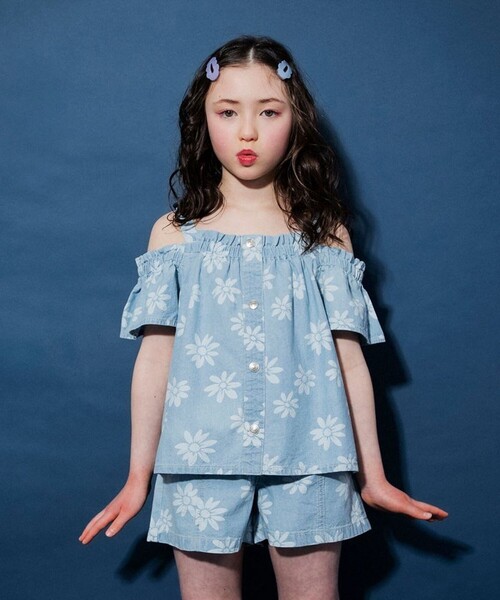 EDWIN(エドウィン)の「【Ou? by EDWIN】肩あきデニムトップス(その他トップス・キッズ・サックスブルー/ブルー・140/110/120/90/150/100/130)」の4枚目の写真