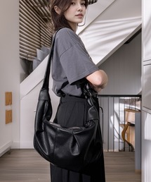 美シルエット バナナショルダーバッグ 三日月型 斜めがけ 大容量