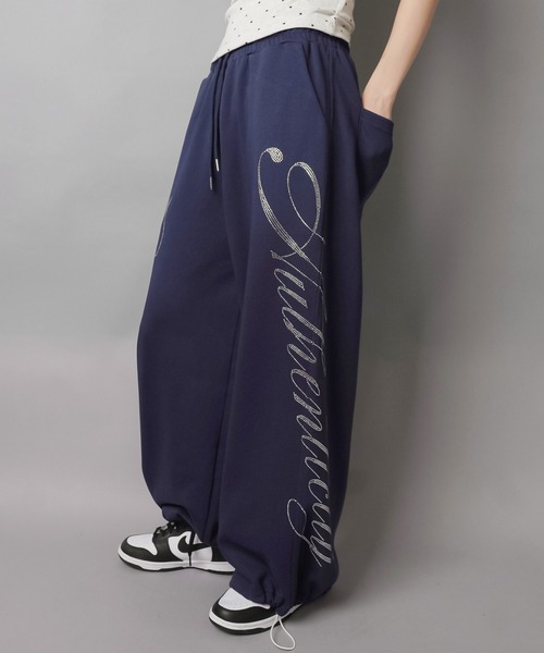 SPINNS（スピンズ）の「裏毛ワイドパンツ/ラインストーンロゴ/バディガール（スウェットパンツ・レディース・ネイビー/杢グレー/レッド・ONESIZE）」の17枚目の写真