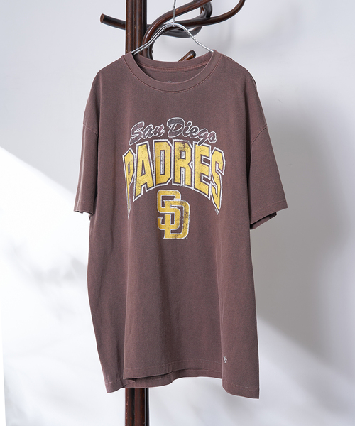 '47(フォーティーセブン)の「’47 / フォーティーセブン 別注 Team Logo Tee(Tシャツ/カットソー・メンズ・ブラウン/ネイビー/ホワイト・MEDIUM/LARGE)」の3枚目の写真