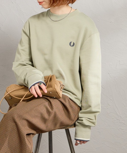 FRED PERRY（フレッドペリー）の「【WEB先行予約】[FRED PERRY/フレッドペリー] ワンポイントロゴ刺繍 クルーネックスウェット M7535（スウェット・レディース・ブラック系/ネイビー系/ライトグリーン/ブラック/ネイビー/ダークグリーン/キャメル/オレンジ/オフホワイト/バーガンディー/チャコール・S/M/L/XL）」の6枚目の写真