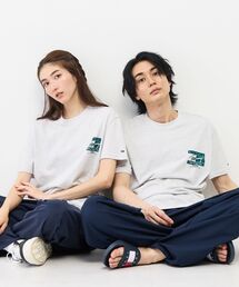TOMMY JEANS（トミー ジーンズ）の「【オンライン限定】ユニセックス サインフラッグレギュラーフィットショートスリーブTシャツ（Tシャツ/カットソー）」