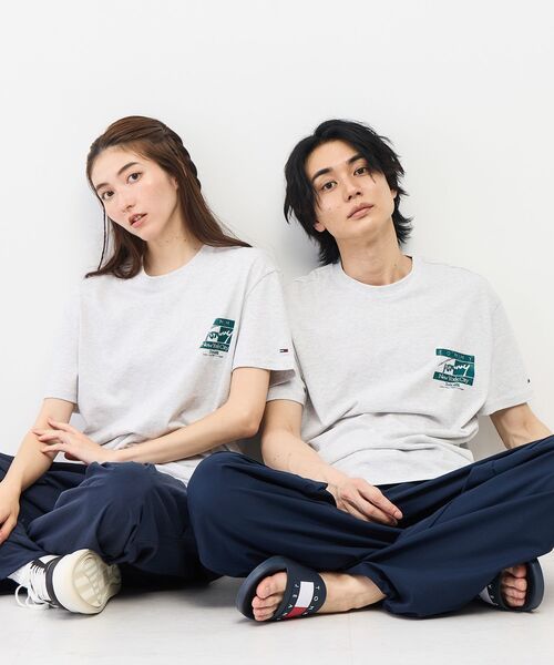 tommy jeans(トミー ジーンズ)の「【オンライン限定】ユニセックス サインフラッグレギュラーフィットショートスリーブTシャツ(Tシャツ/カットソー・メンズ・ホワイト/ライトグレー系1/マルチ・MEDIUM/SMALL/X-LARGE/LARGE)」の3枚目の写真