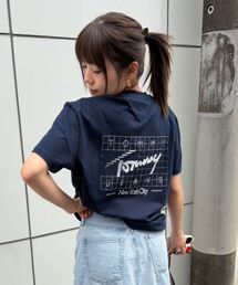 TOMMY JEANS（トミー ジーンズ）の「【オンライン限定】ユニセックス サインフラッグレギュラーフィットショートスリーブTシャツ（Tシャツ/カットソー）」