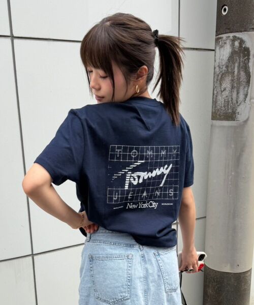 tommy jeans(トミー ジーンズ)の「【オンライン限定】ユニセックス サインフラッグレギュラーフィットショートスリーブTシャツ(Tシャツ/カットソー・メンズ・ホワイト/ライトグレー系1/マルチ・MEDIUM/SMALL/X-LARGE/LARGE)」の1枚目の写真