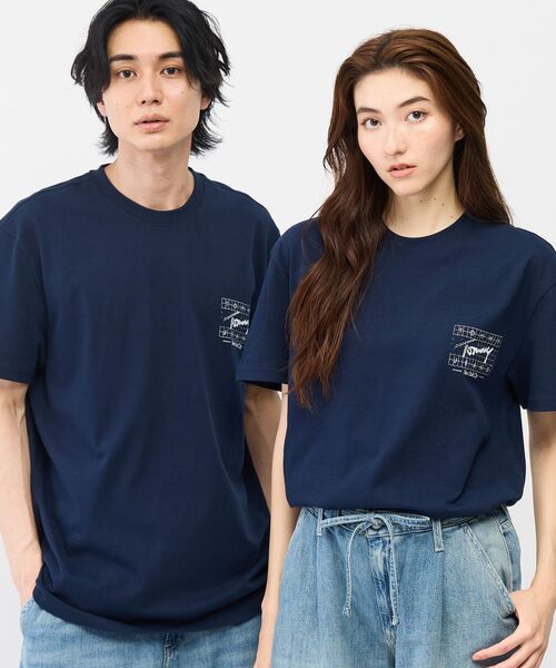 tommy jeans(トミー ジーンズ)の「【オンライン限定】ユニセックス サインフラッグレギュラーフィットショートスリーブTシャツ(Tシャツ/カットソー・メンズ・ホワイト/ライトグレー系1/マルチ・MEDIUM/SMALL/X-LARGE/LARGE)」の5枚目の写真