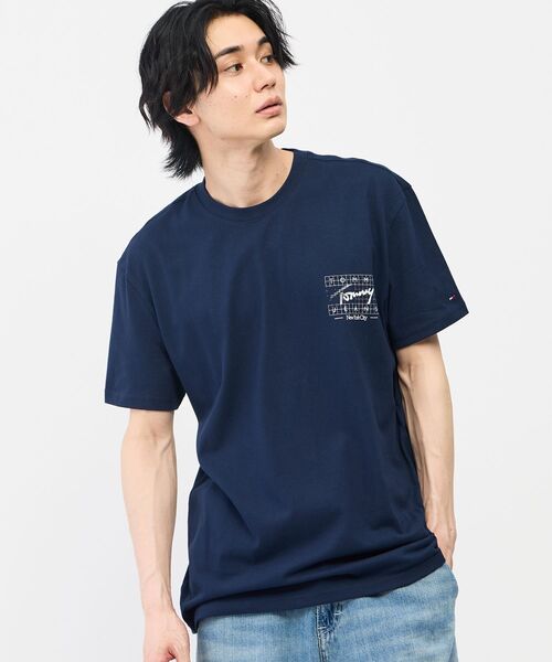 tommy jeans(トミー ジーンズ)の「【オンライン限定】ユニセックス サインフラッグレギュラーフィットショートスリーブTシャツ(Tシャツ/カットソー・メンズ・ホワイト/ライトグレー系1/マルチ・MEDIUM/SMALL/X-LARGE/LARGE)」の6枚目の写真