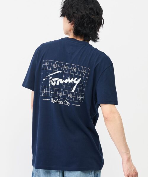 tommy jeans(トミー ジーンズ)の「【オンライン限定】ユニセックス サインフラッグレギュラーフィットショートスリーブTシャツ(Tシャツ/カットソー・メンズ・ホワイト/ライトグレー系1/マルチ・MEDIUM/SMALL/X-LARGE/LARGE)」の7枚目の写真