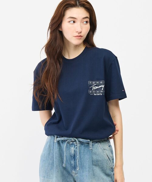 tommy jeans(トミー ジーンズ)の「【オンライン限定】ユニセックス サインフラッグレギュラーフィットショートスリーブTシャツ(Tシャツ/カットソー・メンズ・ホワイト/ライトグレー系1/マルチ・MEDIUM/SMALL/X-LARGE/LARGE)」の8枚目の写真