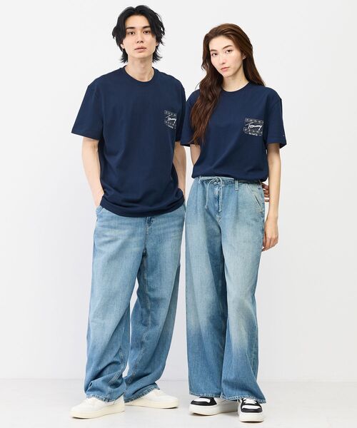 tommy jeans(トミー ジーンズ)の「【オンライン限定】ユニセックス サインフラッグレギュラーフィットショートスリーブTシャツ(Tシャツ/カットソー・メンズ・ホワイト/ライトグレー系1/マルチ・MEDIUM/SMALL/X-LARGE/LARGE)」の10枚目の写真