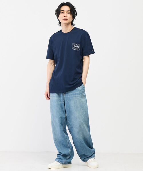 tommy jeans(トミー ジーンズ)の「【オンライン限定】ユニセックス サインフラッグレギュラーフィットショートスリーブTシャツ(Tシャツ/カットソー・メンズ・ホワイト/ライトグレー系1/マルチ・MEDIUM/SMALL/X-LARGE/LARGE)」の11枚目の写真