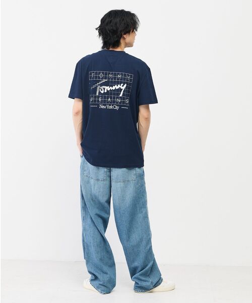tommy jeans(トミー ジーンズ)の「【オンライン限定】ユニセックス サインフラッグレギュラーフィットショートスリーブTシャツ(Tシャツ/カットソー・メンズ・ホワイト/ライトグレー系1/マルチ・MEDIUM/SMALL/X-LARGE/LARGE)」の13枚目の写真