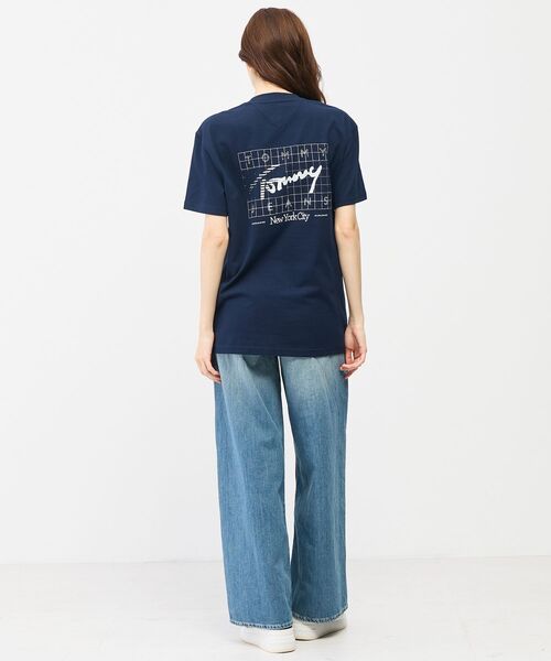 tommy jeans(トミー ジーンズ)の「【オンライン限定】ユニセックス サインフラッグレギュラーフィットショートスリーブTシャツ(Tシャツ/カットソー・メンズ・ホワイト/ライトグレー系1/マルチ・MEDIUM/SMALL/X-LARGE/LARGE)」の16枚目の写真
