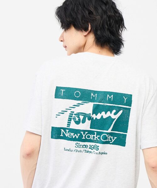 tommy jeans(トミー ジーンズ)の「【オンライン限定】ユニセックス サインフラッグレギュラーフィットショートスリーブTシャツ(Tシャツ/カットソー・メンズ・ホワイト/ライトグレー系1/マルチ・MEDIUM/SMALL/X-LARGE/LARGE)」の19枚目の写真