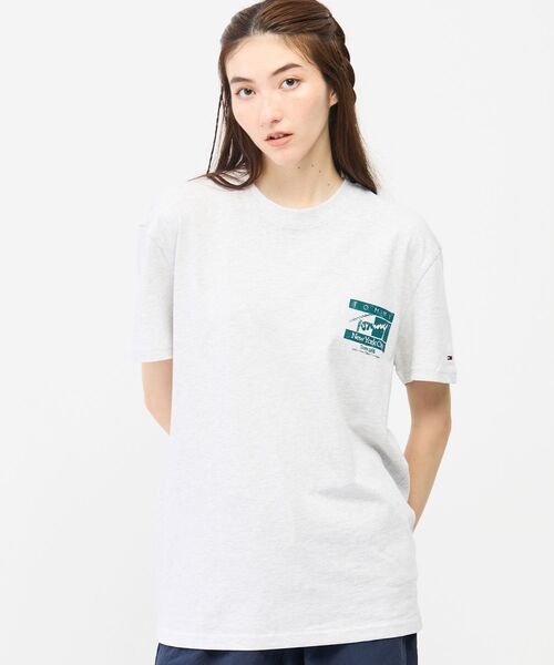 tommy jeans(トミー ジーンズ)の「【オンライン限定】ユニセックス サインフラッグレギュラーフィットショートスリーブTシャツ(Tシャツ/カットソー・メンズ・ホワイト/ライトグレー系1/マルチ・MEDIUM/SMALL/X-LARGE/LARGE)」の21枚目の写真