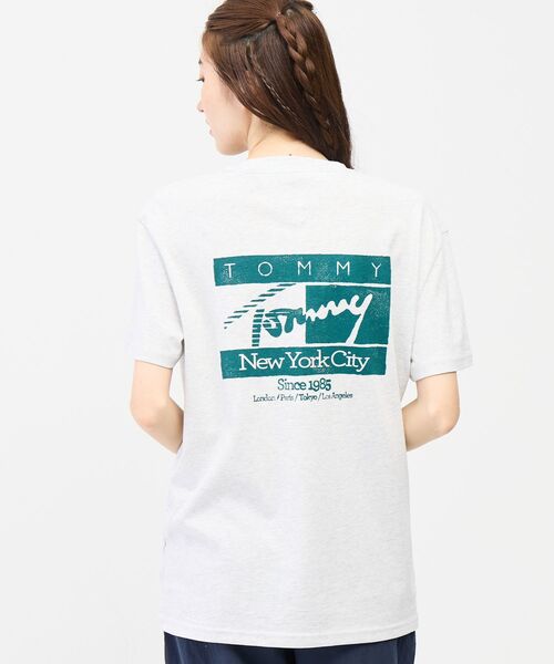 tommy jeans(トミー ジーンズ)の「【オンライン限定】ユニセックス サインフラッグレギュラーフィットショートスリーブTシャツ(Tシャツ/カットソー・メンズ・ホワイト/ライトグレー系1/マルチ・MEDIUM/SMALL/X-LARGE/LARGE)」の22枚目の写真