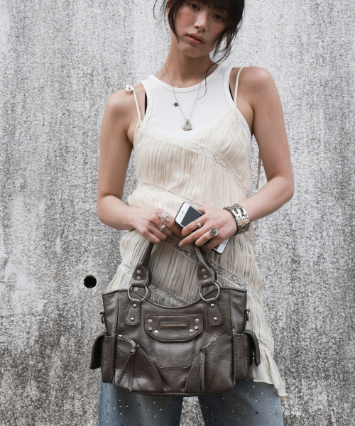 IUGAMAKARAS（イウガマカラス）の「Studded Leather Mini Shoulder Bag (Silver)（トートバッグ・レディース・その他・FREE）」の3枚目の写真