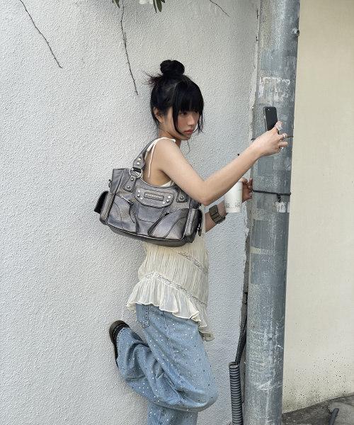 IUGAMAKARAS（イウガマカラス）の「Studded Leather Mini Shoulder Bag (Silver)（トートバッグ・レディース・その他・FREE）」の4枚目の写真