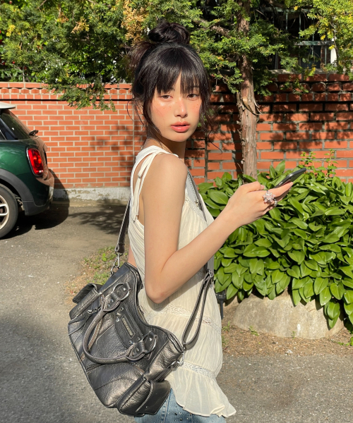 IUGAMAKARAS（イウガマカラス）の「Studded Leather Mini Shoulder Bag (Silver)（トートバッグ・レディース・その他・FREE）」の7枚目の写真