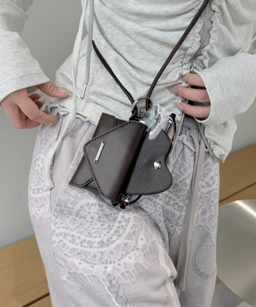 RAY CASSIN(レイカズン)の「メガネポーチ付きスマホショルダー / マルチショルダー(スマホグッズ・レディース・シルバー/ブラウン/ブラック・FREE)」の9枚目の写真