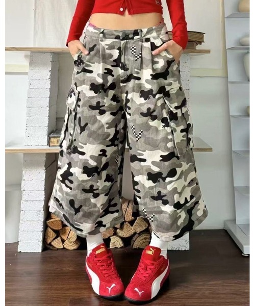 inst.ALL（インストール）の「迷彩柄ルーズクロップドカーゴパンツ（カーゴパンツ・レディース・カーキ・L/M/S）」の2枚目の写真