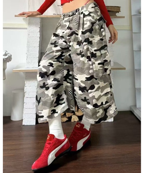 inst.ALL（インストール）の「迷彩柄ルーズクロップドカーゴパンツ（カーゴパンツ・レディース・カーキ・L/M/S）」の3枚目の写真
