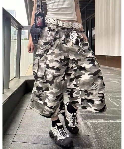 inst.ALL（インストール）の「迷彩柄ルーズクロップドカーゴパンツ（カーゴパンツ・レディース・カーキ・L/M/S）」の6枚目の写真