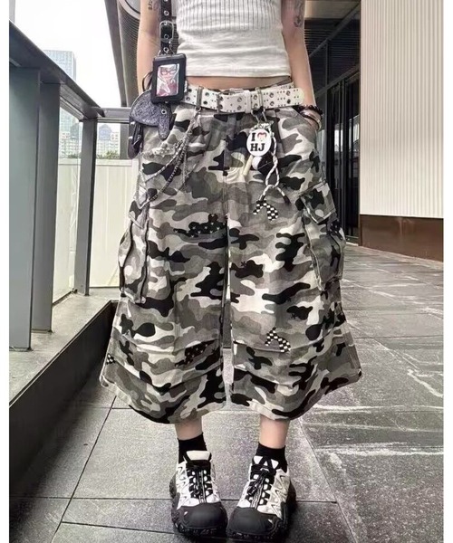 inst.ALL（インストール）の「迷彩柄ルーズクロップドカーゴパンツ（カーゴパンツ・レディース・カーキ・L/M/S）」の8枚目の写真