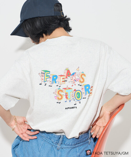 FREAK'S STORE(フリークスストア)の「Pちゃん アルファベットTシャツ(Tシャツ/カットソー・レディース・チャコールグレー/ライトグレー/オフホワイト・フリ-)」の1枚目の写真