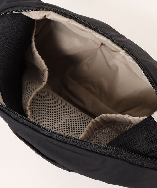 THE NORTH FACE（ザノースフェイス）の「THE NORTH FACE/ザ・ノース・フェイス ショルダーバック 4L FICUS MINISHOULDER NMW72651（ショルダーバッグ・レディース・ブラック・FREE）」の4枚目の写真