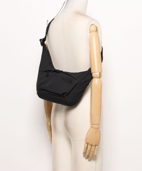 THE NORTH FACE（ザノースフェイス）の「THE NORTH FACE/ザ・ノース・フェイス ショルダーバック 4L FICUS MINISHOULDER NMW72651（ショルダーバッグ・レディース・ブラック・FREE）」の5枚目の写真