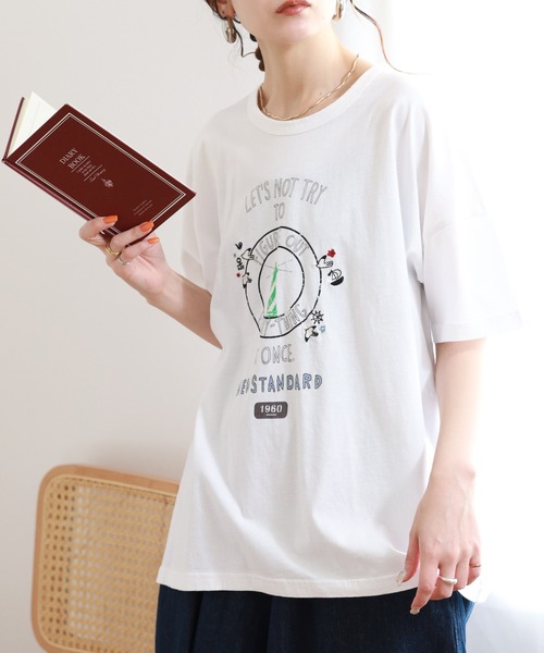 Emago(イマゴ)の「EMAGO カレッジロゴT 半袖(Tシャツ/カットソー・レディース・ホワイト/ブラック/グリーン・FREE)」の1枚目の写真